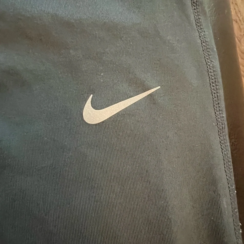 Nike Dri-Fit Run Fast Live Fearless Capri Legging. Gray & Pink. Size M
